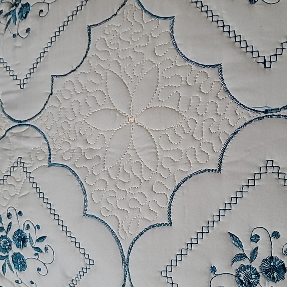 Quilt Fancy Embroidery 3 piece Set Size Queen Turquoise/beige color - Picture 2 of 3